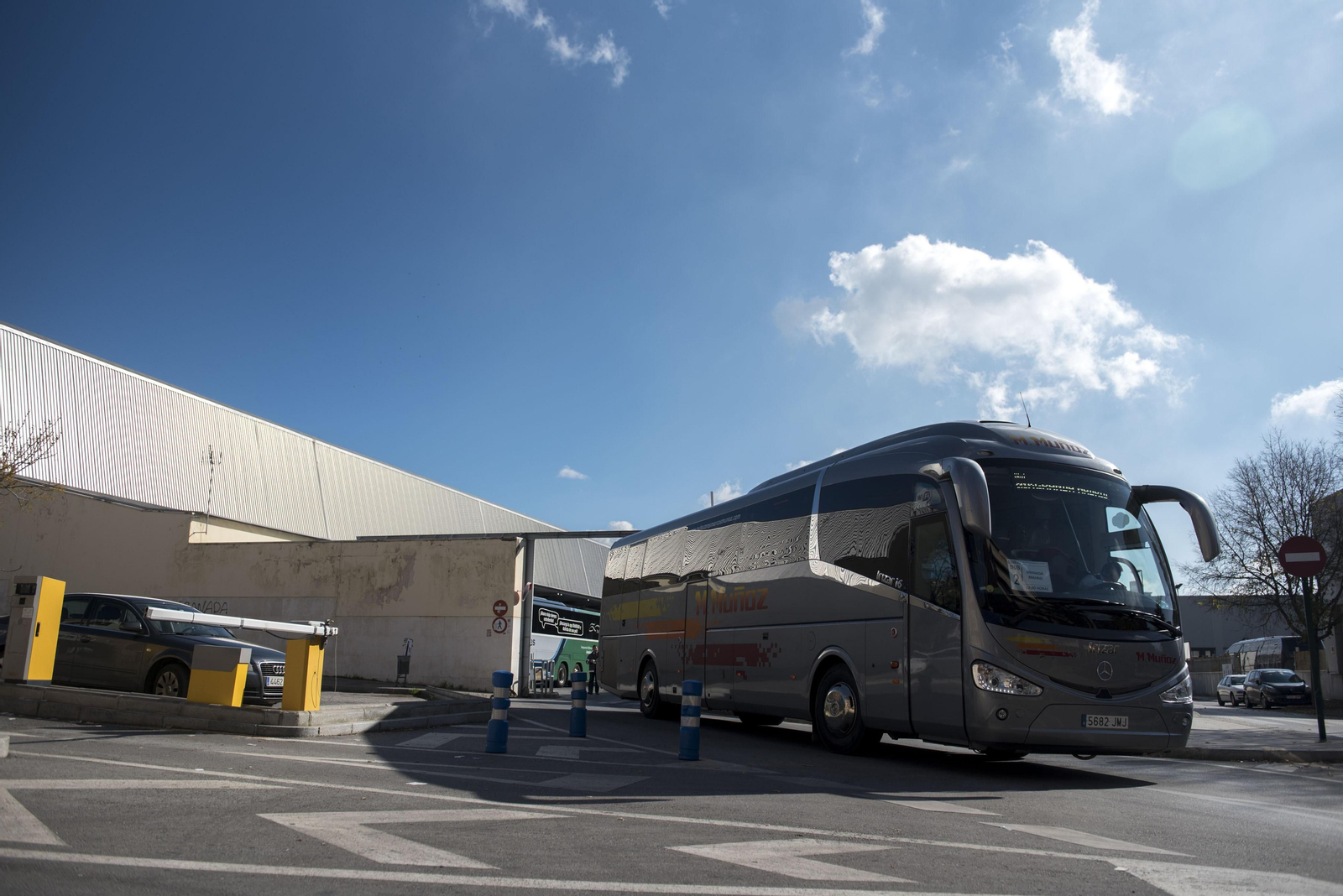 Un autobús sale de la estación de Granada