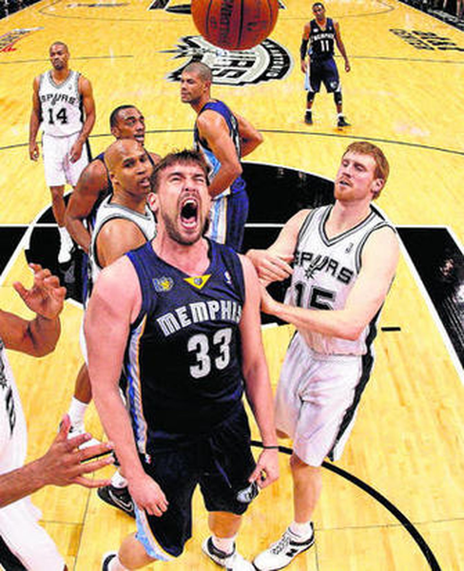 Marc Gasol ruge tras imponerse en el aro de los Spurs.