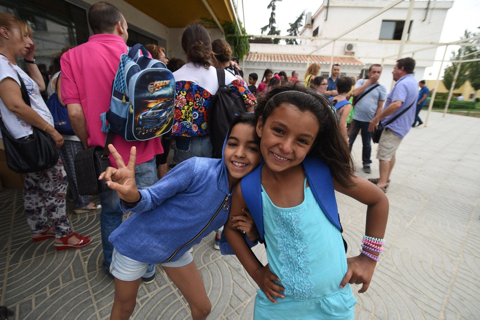 Niñas saharauis en la Ciudad Deportiva de Diputación, en Armilla, durante la jornada de convivencia.