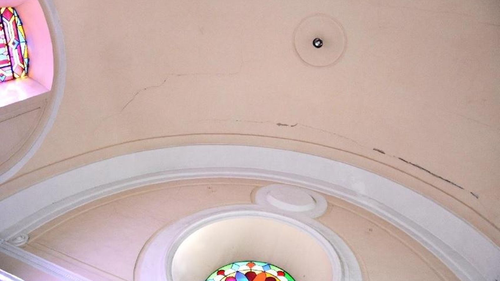 Grietas producidas por el desplome del muro dela fachada principal del templo.