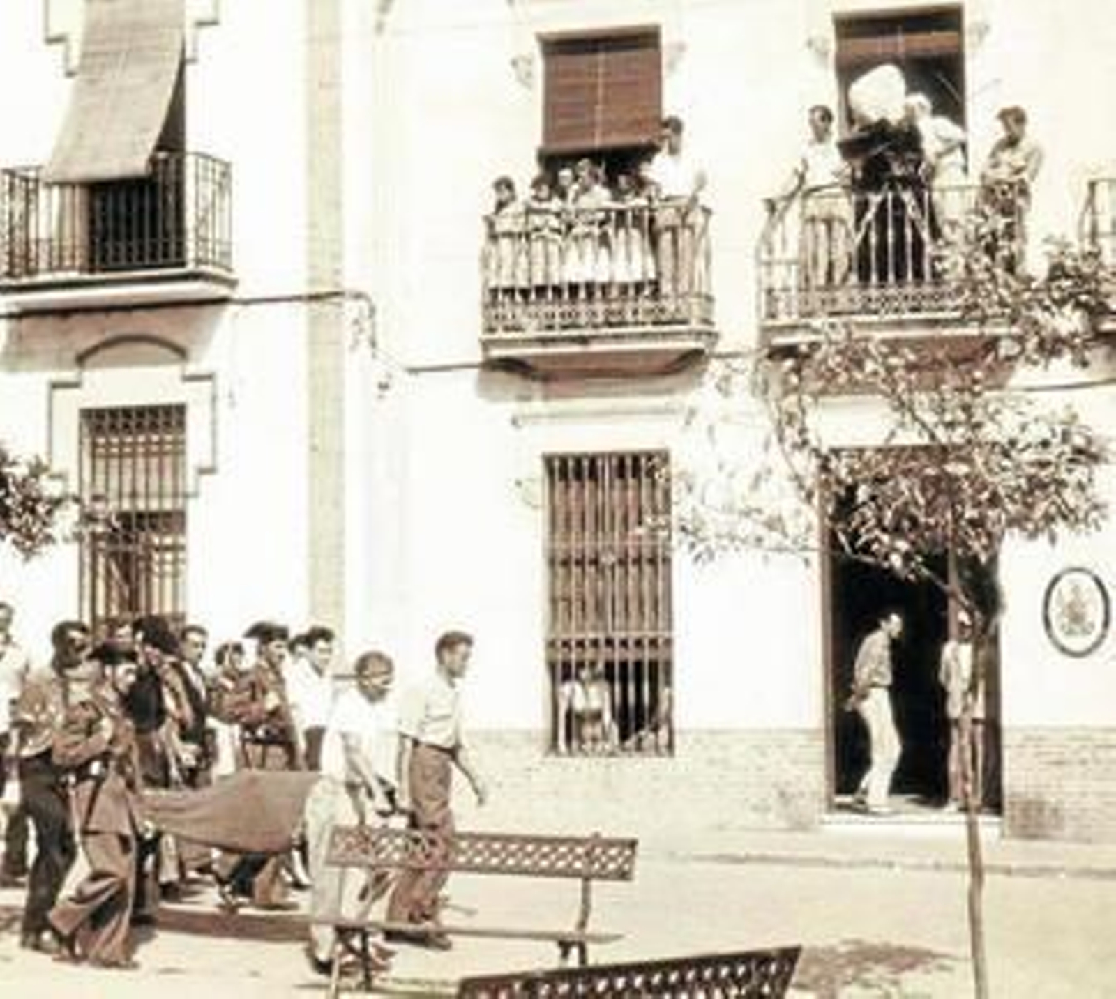 El cadáver de William Martin, a su paso por el Consulado alemán, en el rodaje de la película de Neame.
