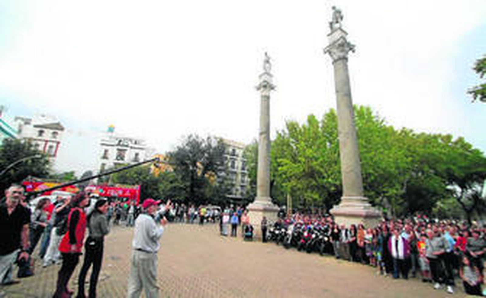 Gonzalo García Pelayo, izquierda, dirige al 'coro' encabezado por moteros que canta 'Tu Frialdad' en la Alameda.