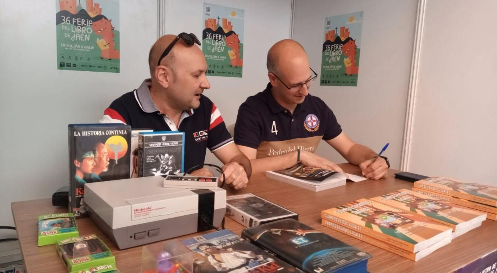 Alejandro Lendínez y Alberto López firmando libros.