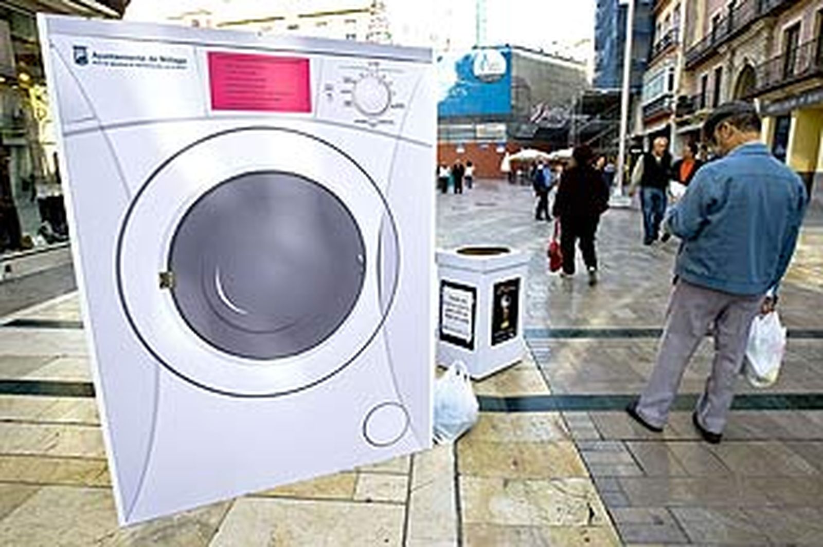 Lavadoras y puzzles gigantes salen a la calle contra la violencia machista
