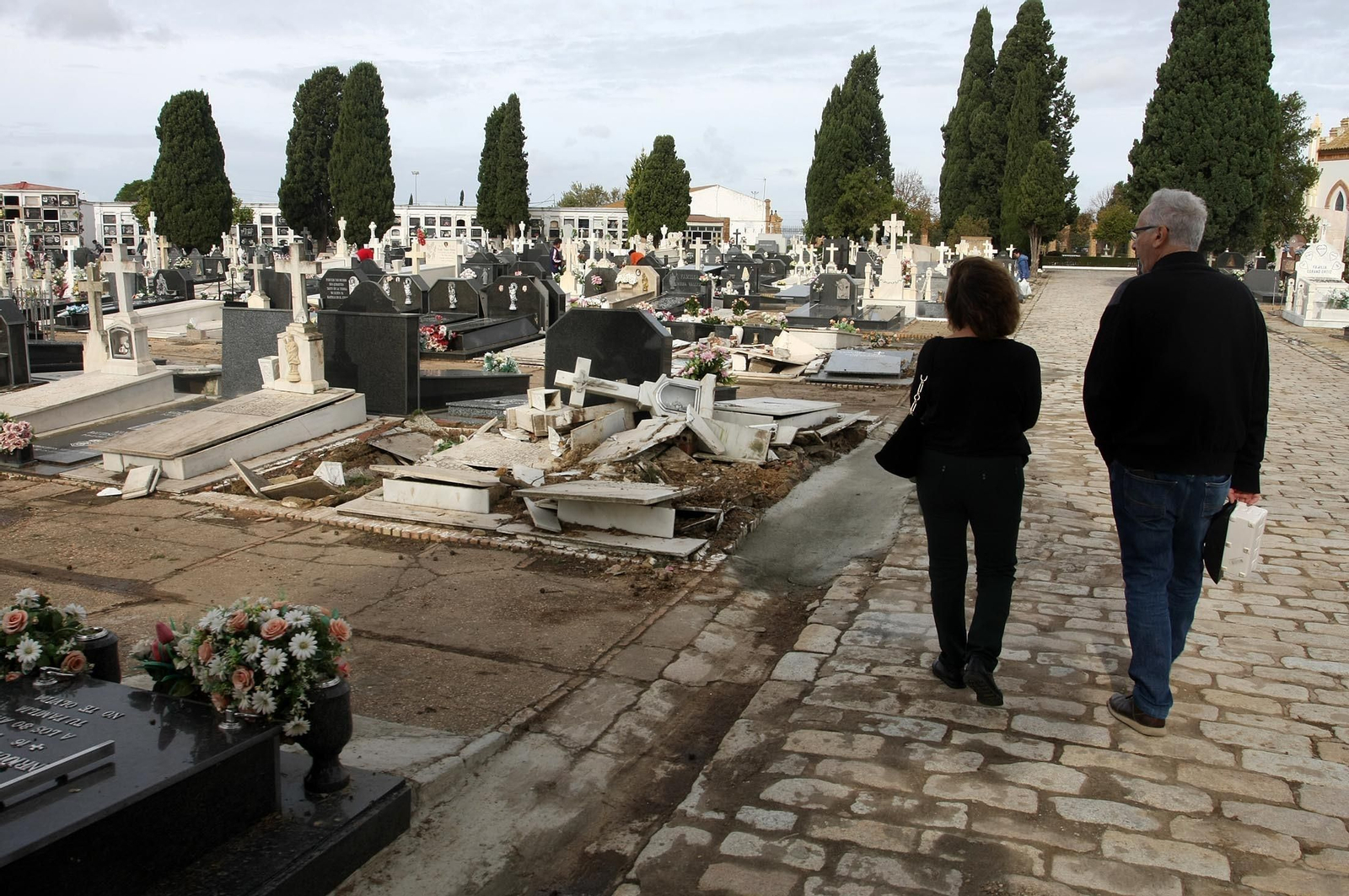 Imágenes del ambiente en el cementerio La Soledad, Huelva