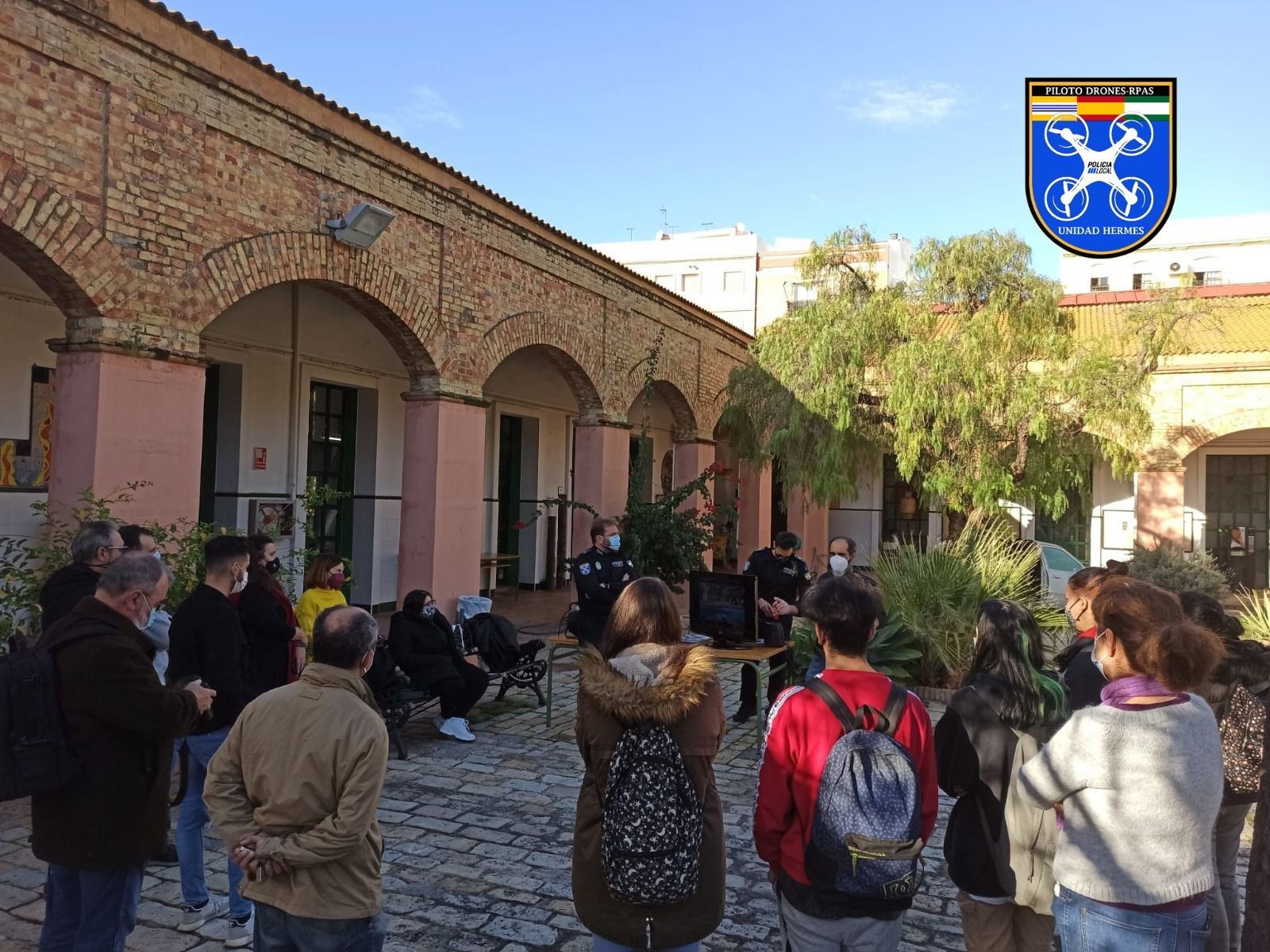 La Unidad Hermes isleña, en un momento de la ponencia ante los alumnos de la León Ortega.