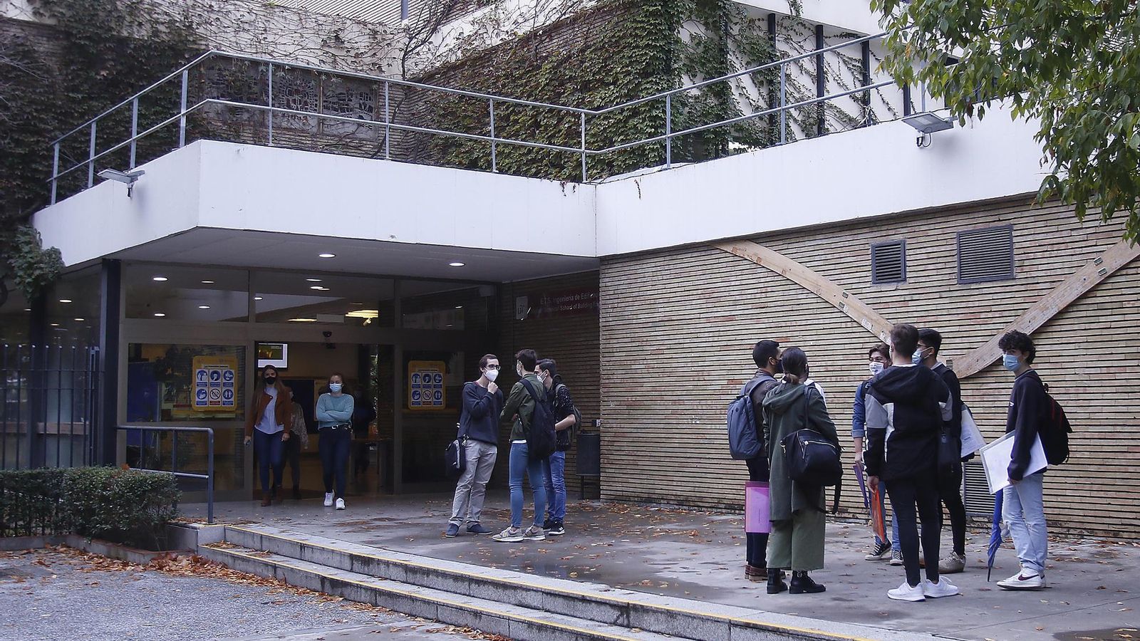Escuela de Arqutectura, en la Avenida de la Reina Mercedes.
