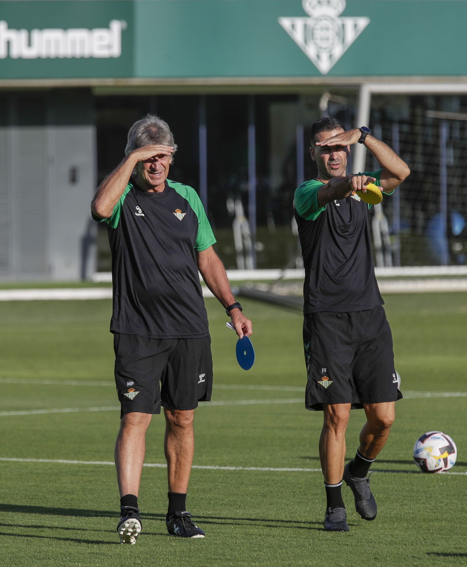 Manuel Pellegrini observa junto a Fernando a sus jugadores en un entrenamiento en la Ciudad Deportiva Luis del Sol.