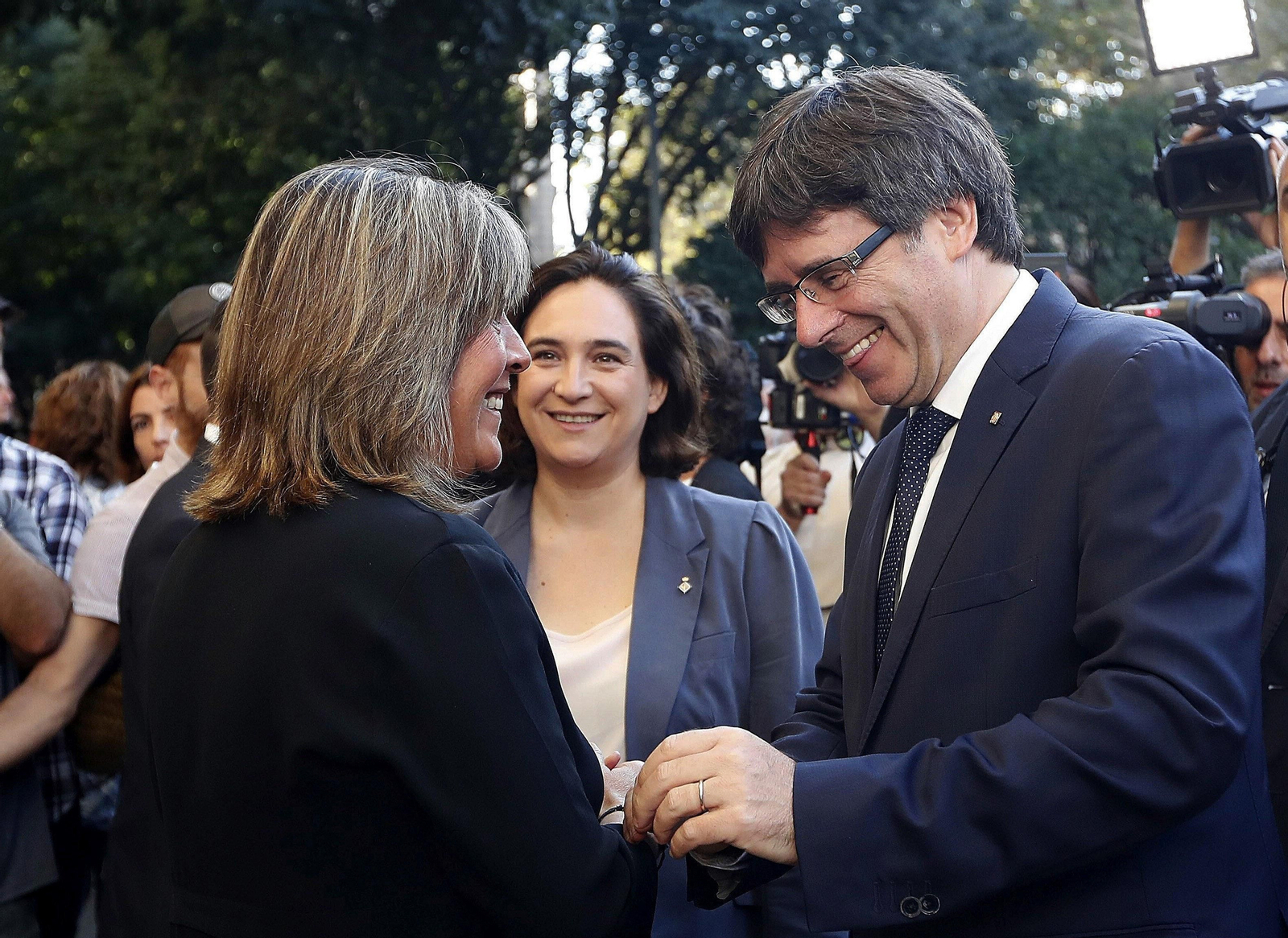 Ada Colau, junto a Puigdemont y la alcaldesa de L'Hospitalet de Llobregat, Núria Marín.