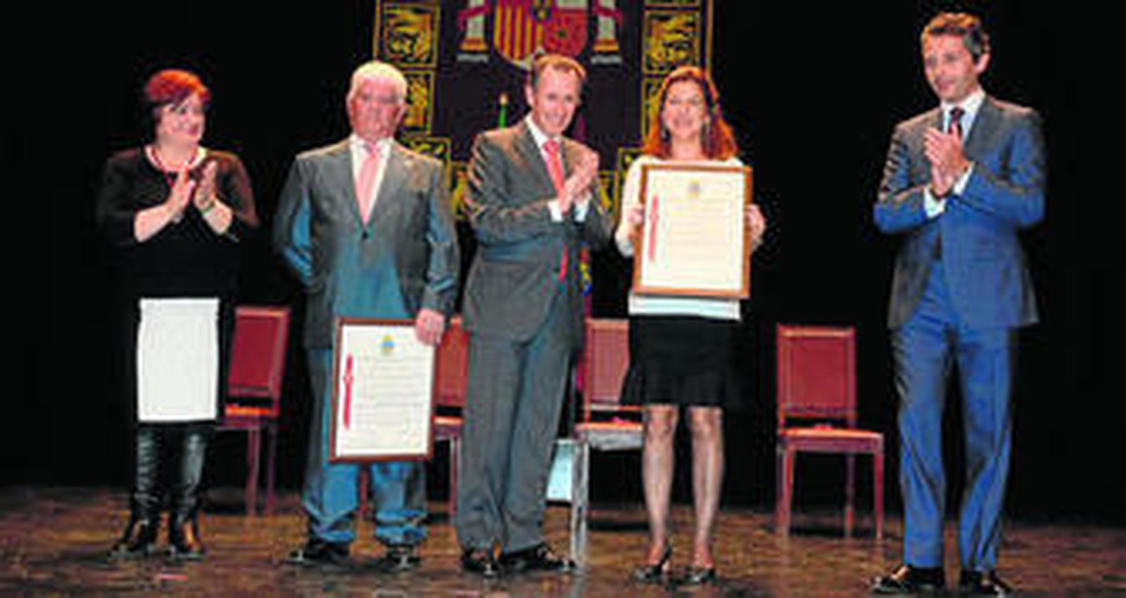 Los homenajeados sostienen sus diplomas junto al alcalde y los ediles Cándida Verdier (PSOE) y Andrés Núñez (PP).