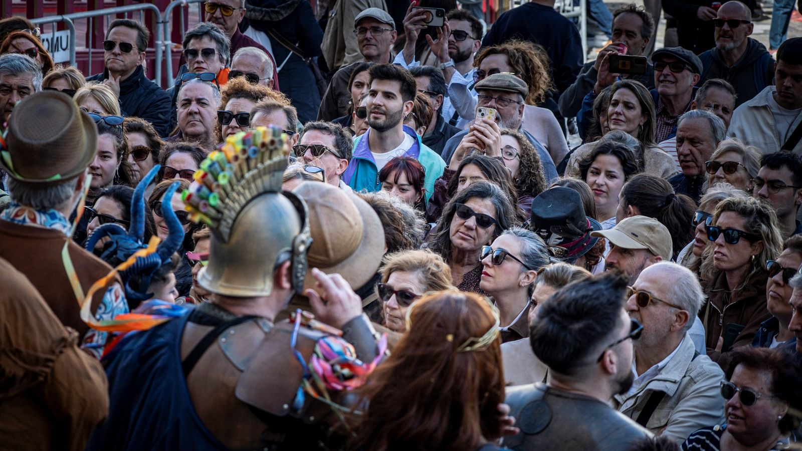 Numeroso público escuchando una agrupación durante el Carnaval Chiquito.