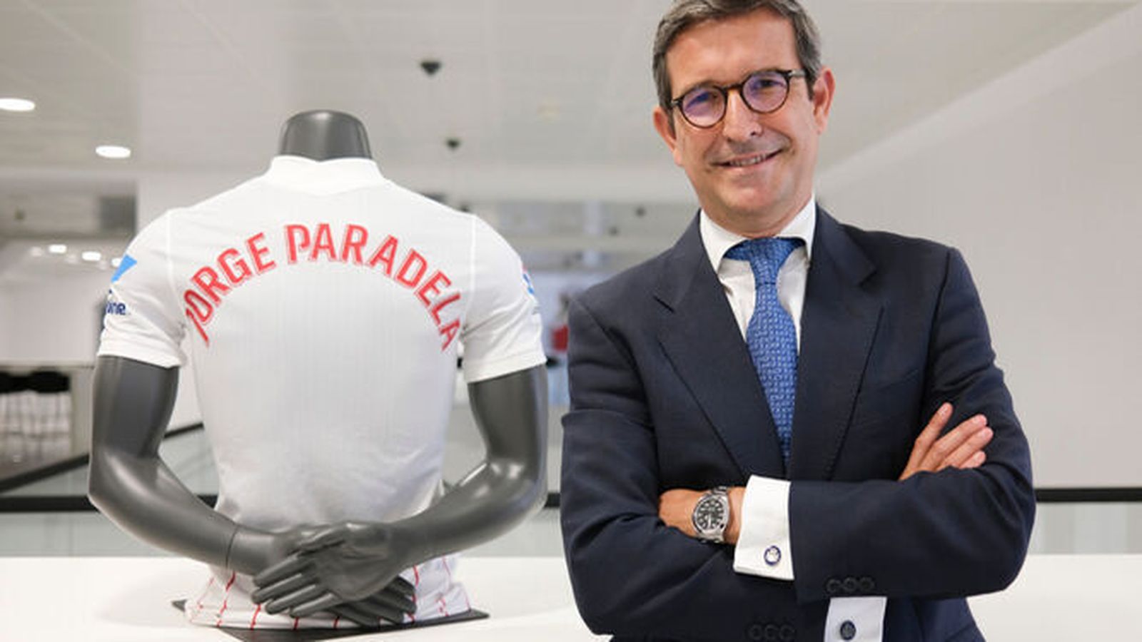 Jorge Paradela posa con la camiseta del Sevilla con su nombre.