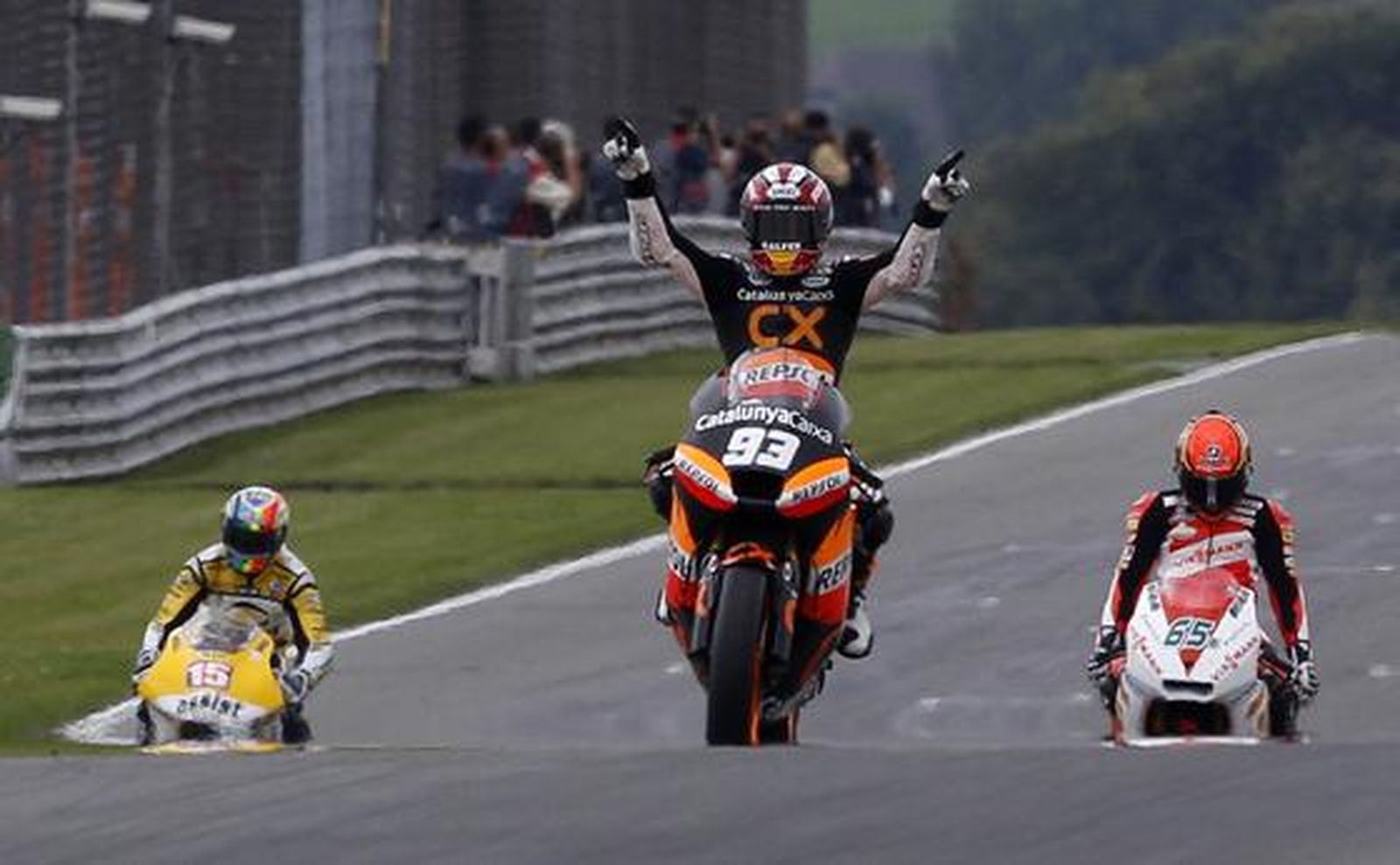 Márquez se impone por tercera vez a Bradl, ésta vez en casa. / Reuters