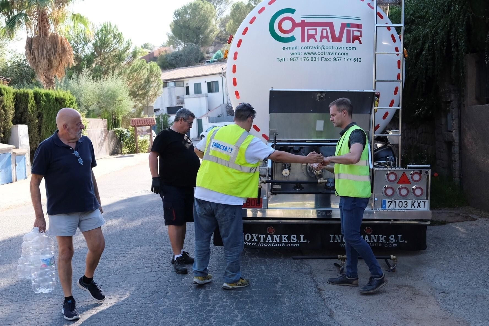 Los camiones cisterna de Emacsa ya abastecen a los vecinos de Las Jaras, en imágenes