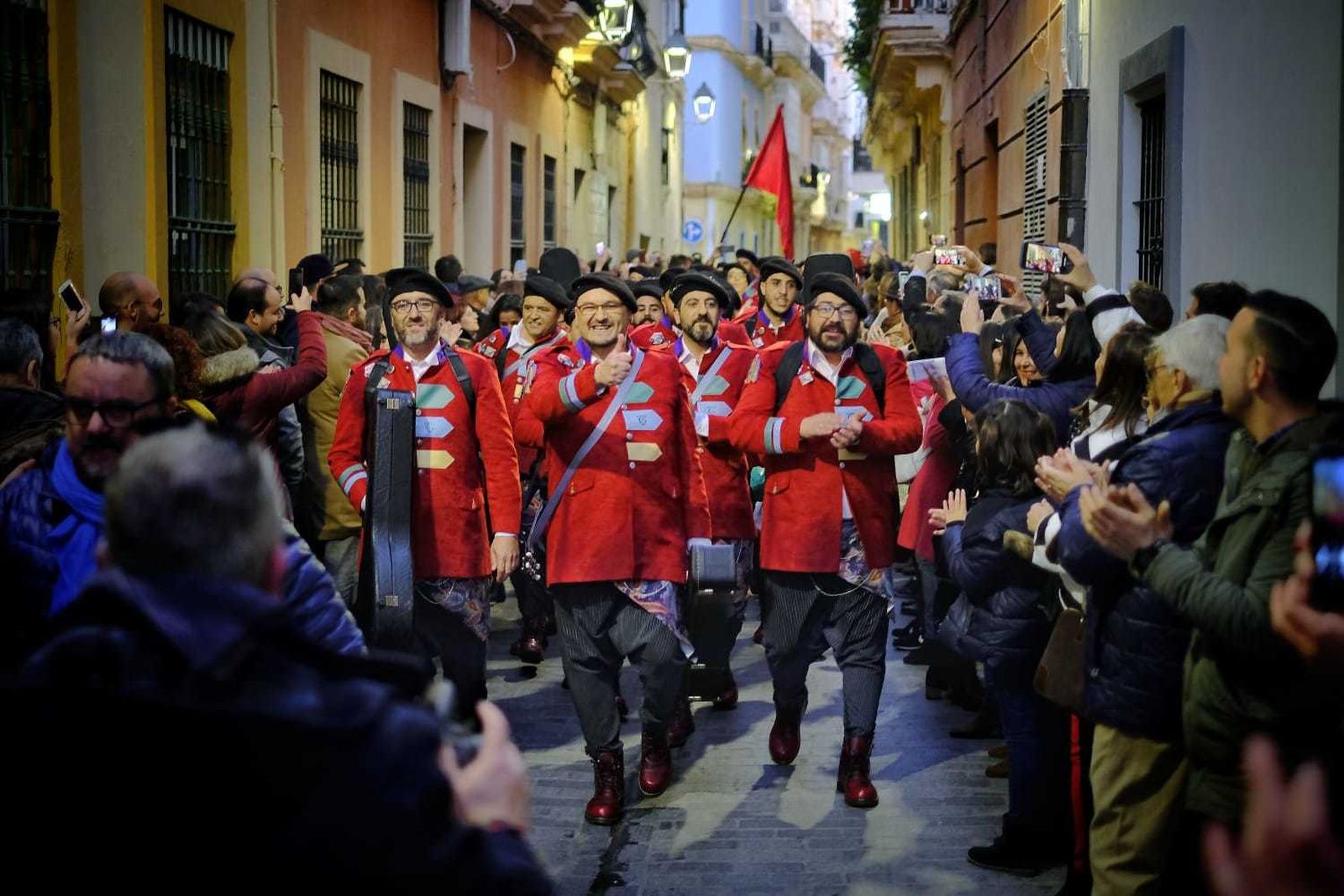 El coro 'Los Protestantes' por la calle Virgili, de camino al Falla.