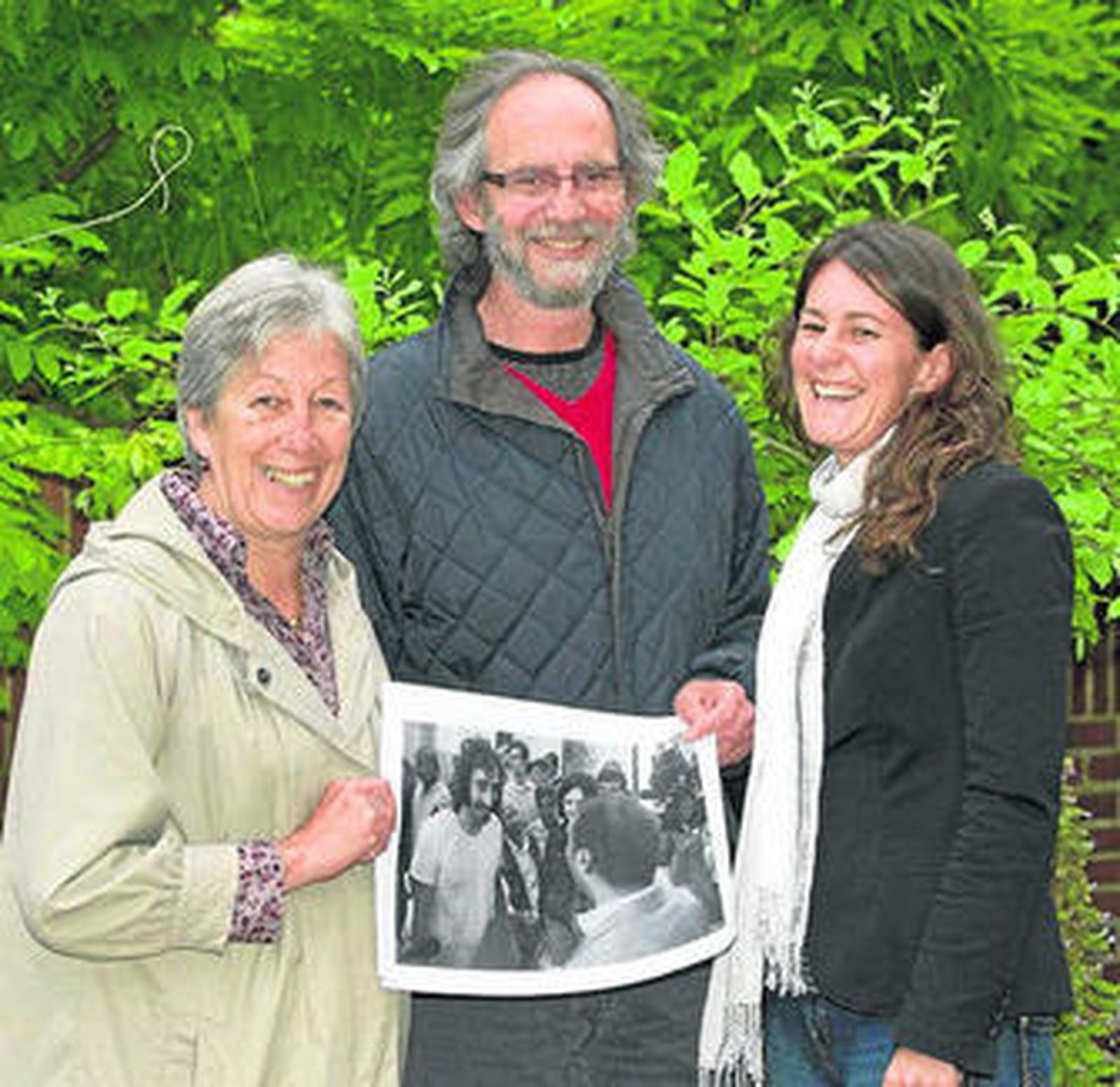 Los familiares de Manu Brabo, con la foto de su hijo libre.