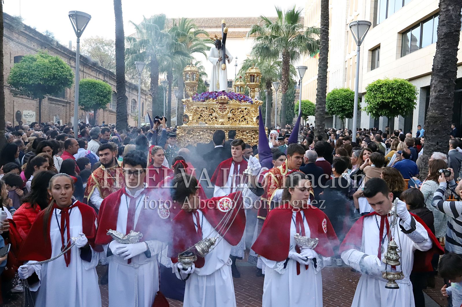 Imágenes de la procesión de Pasión en Huelva