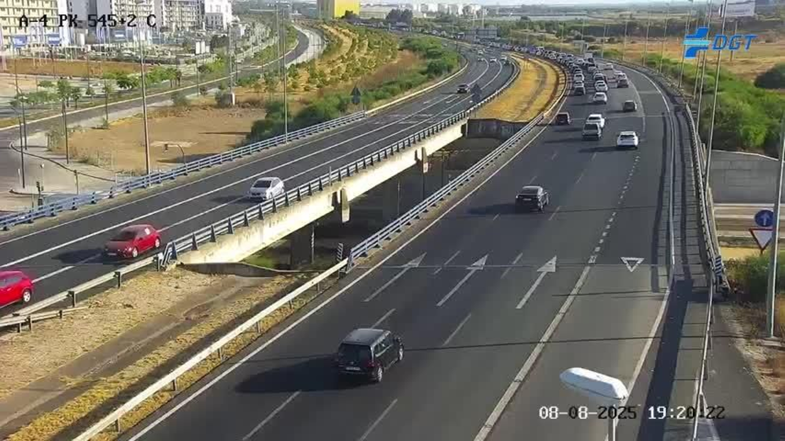 Retención en la A-4 a la salida de Sevilla.