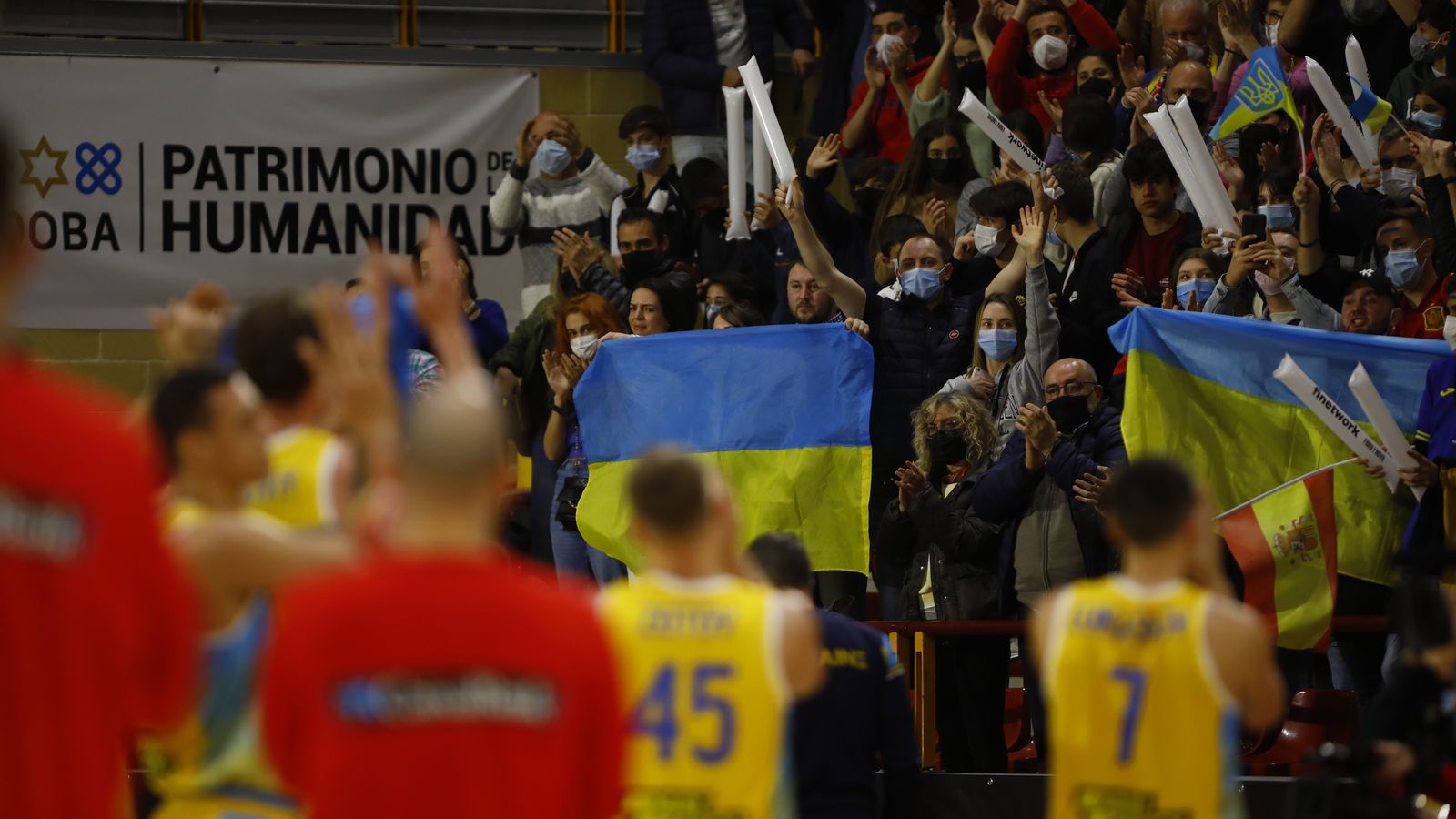 Los aficionados aplauden al combinado ucraniano.
