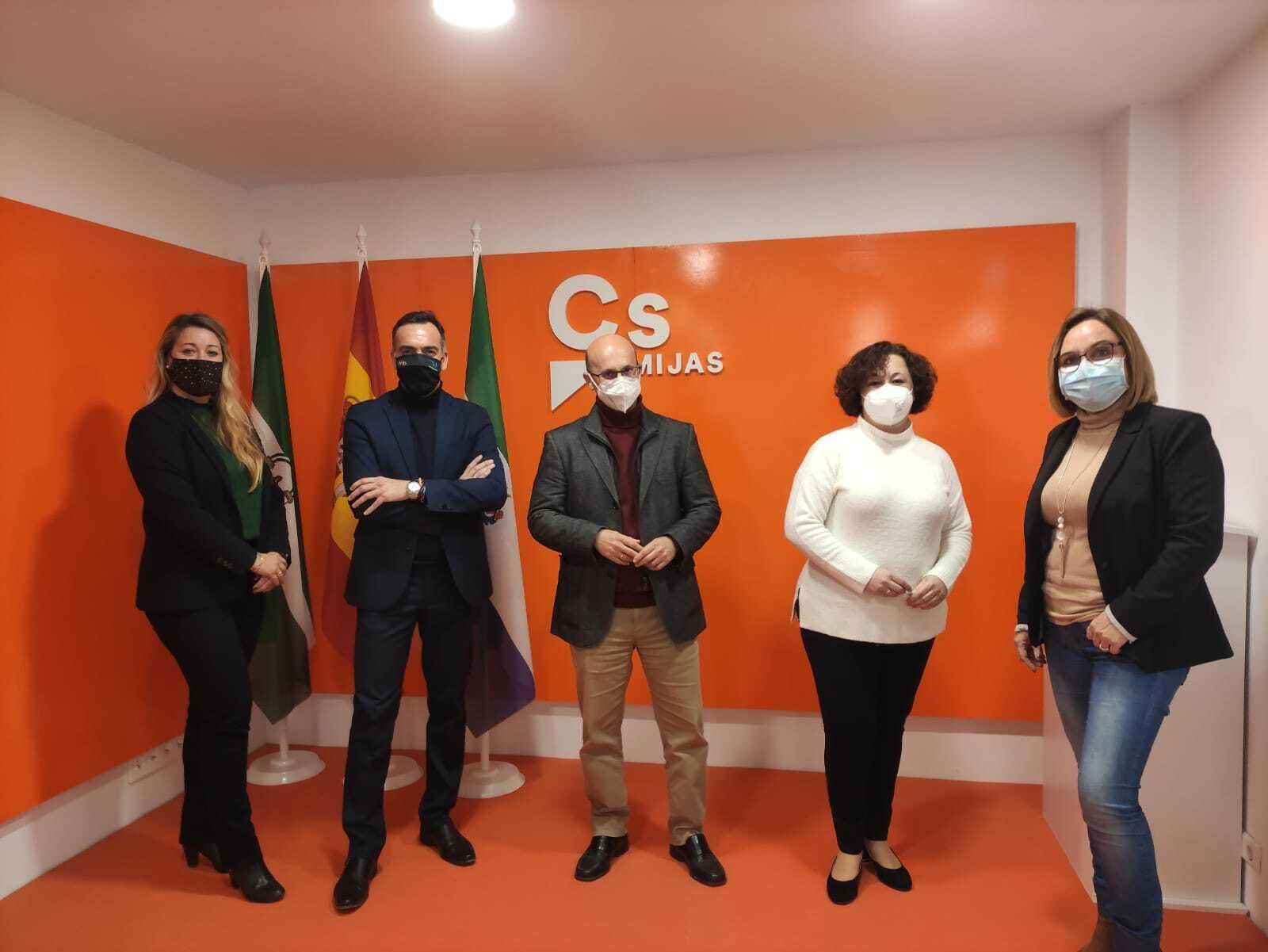 La exedil de C´s Mari Carmen González (2 D) posando con el grupo municipal de C´s.