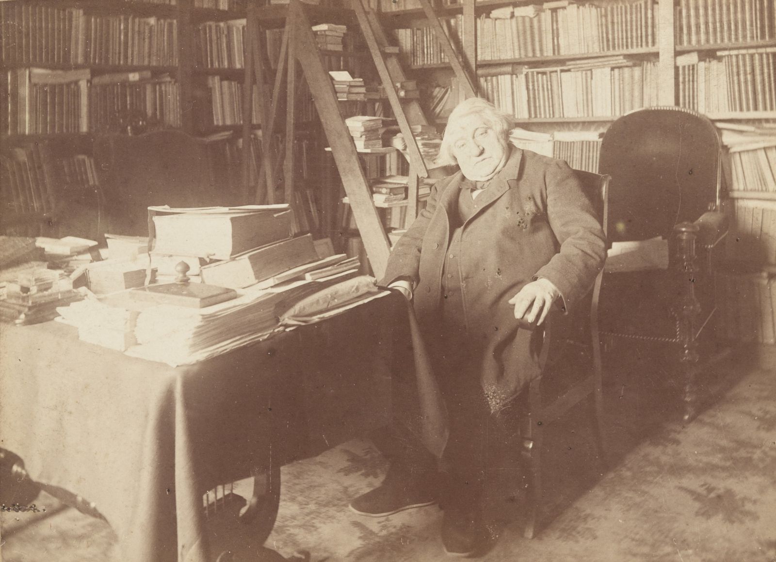 Renan en su despacho, retratado por Dornac. 1891