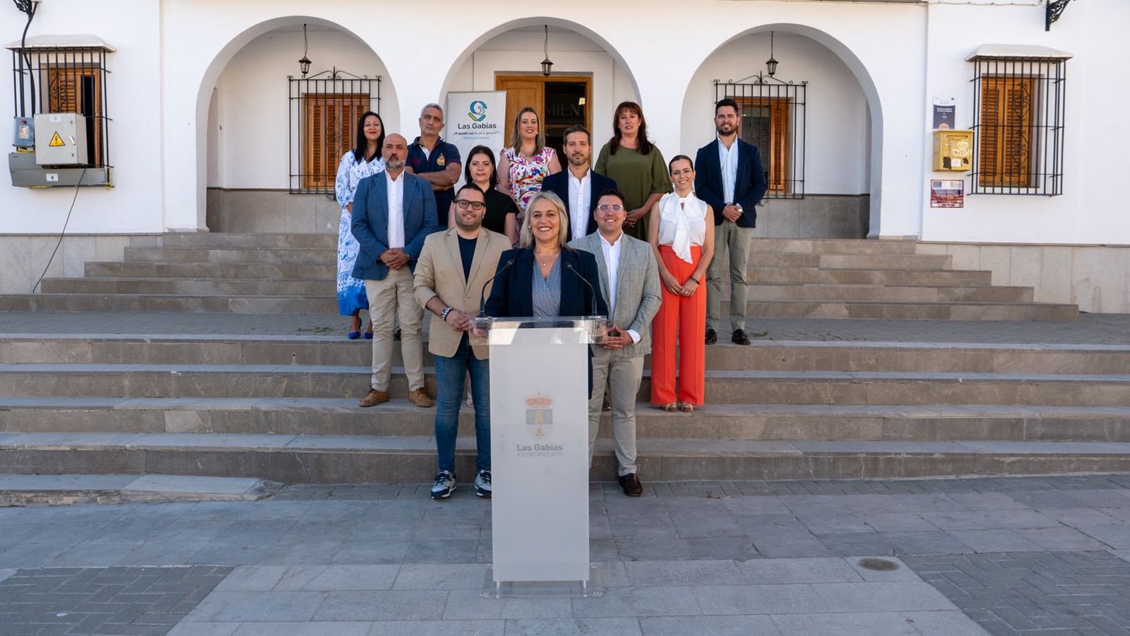 El equipo de gobierno de Las Gabias, en  la puerta del Ayuntamiento.