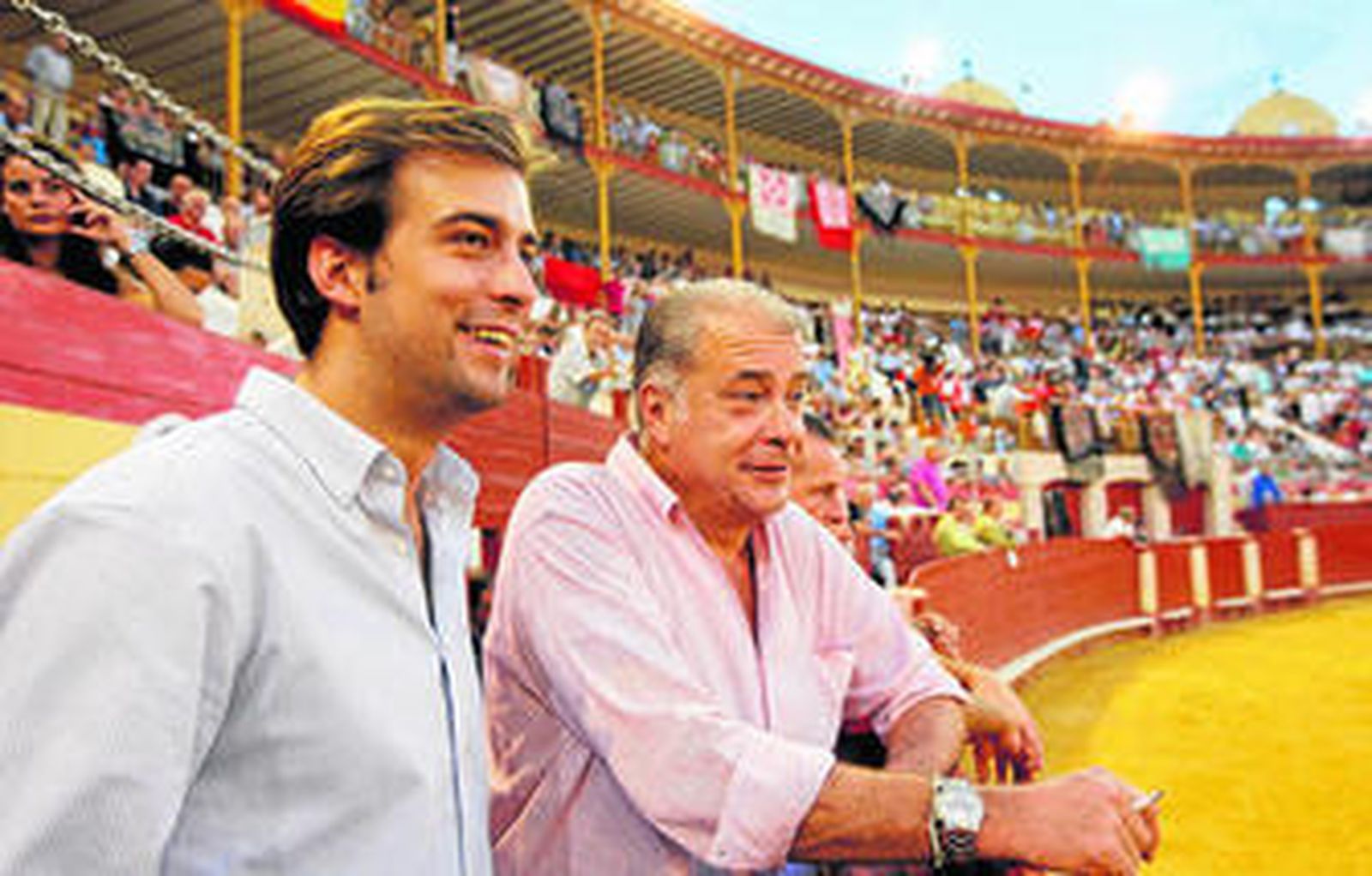 Oscar Chopera y su hijo Guillermo, sobre las tablas del callejón asomados a un ruedo al que la saga de empresarios vascos llevan seis décadas gestionando.