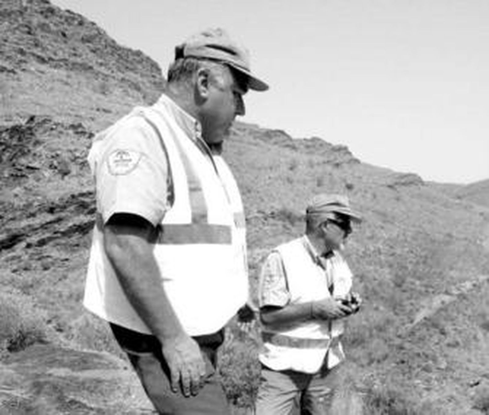 Una brigada de investigación de incendios forestales estudiando un terreno.