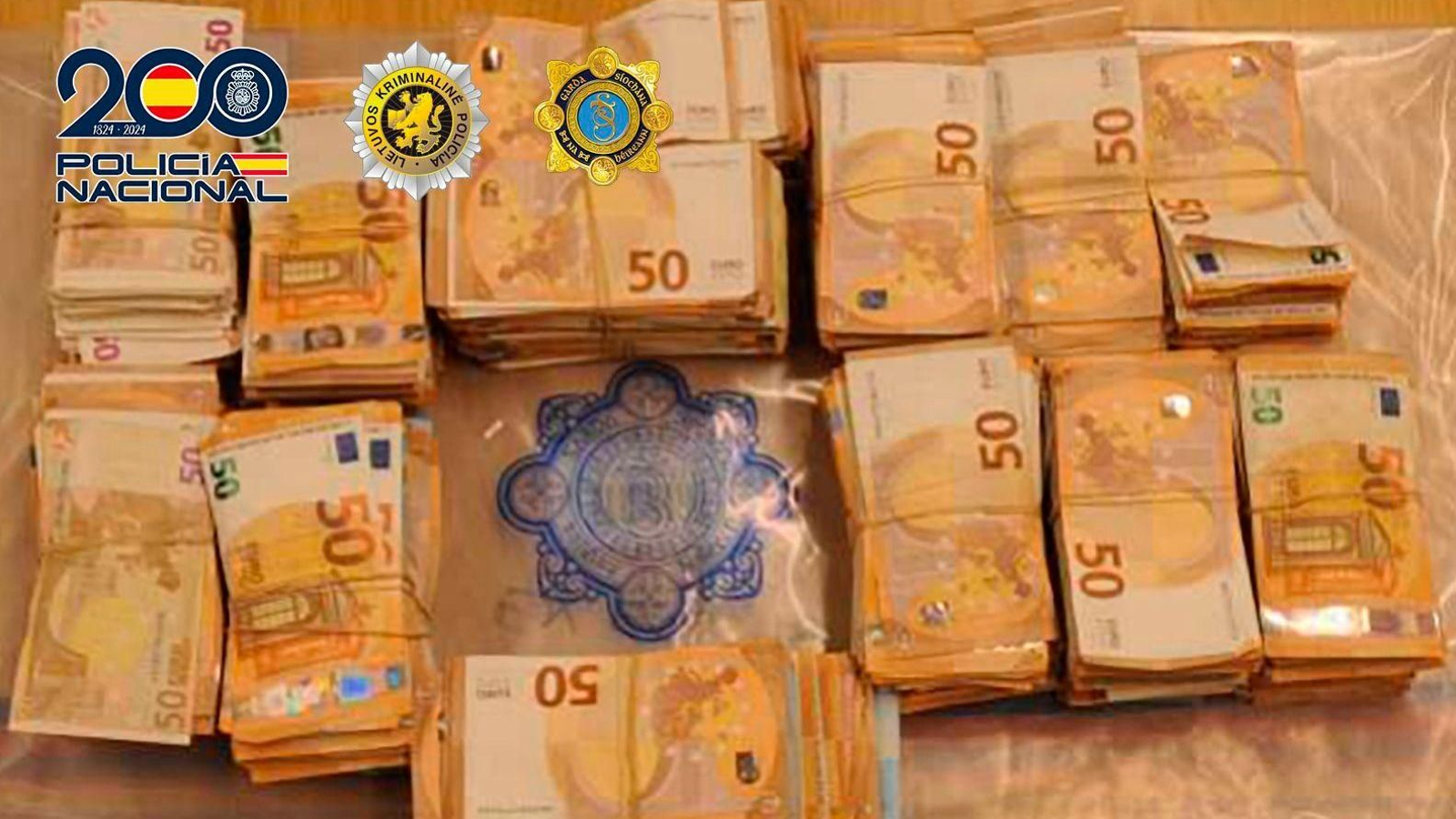 Parte del dinero incautado en la operación por la Policía Nacional.