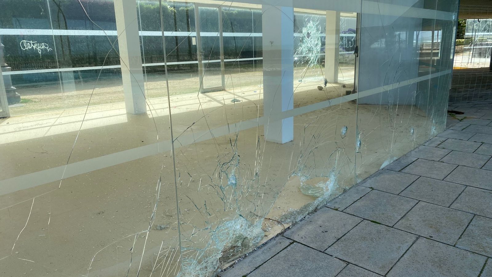 Cristales fracturados por acciones vandálicas.
