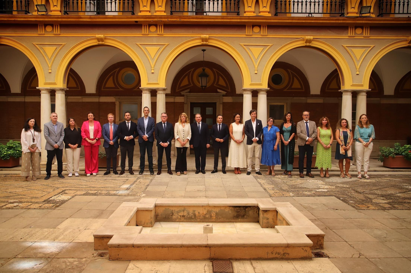 Imágenes del encuentro de Pilar Miranda con David Toscano en el Ayuntamiento de Huelva