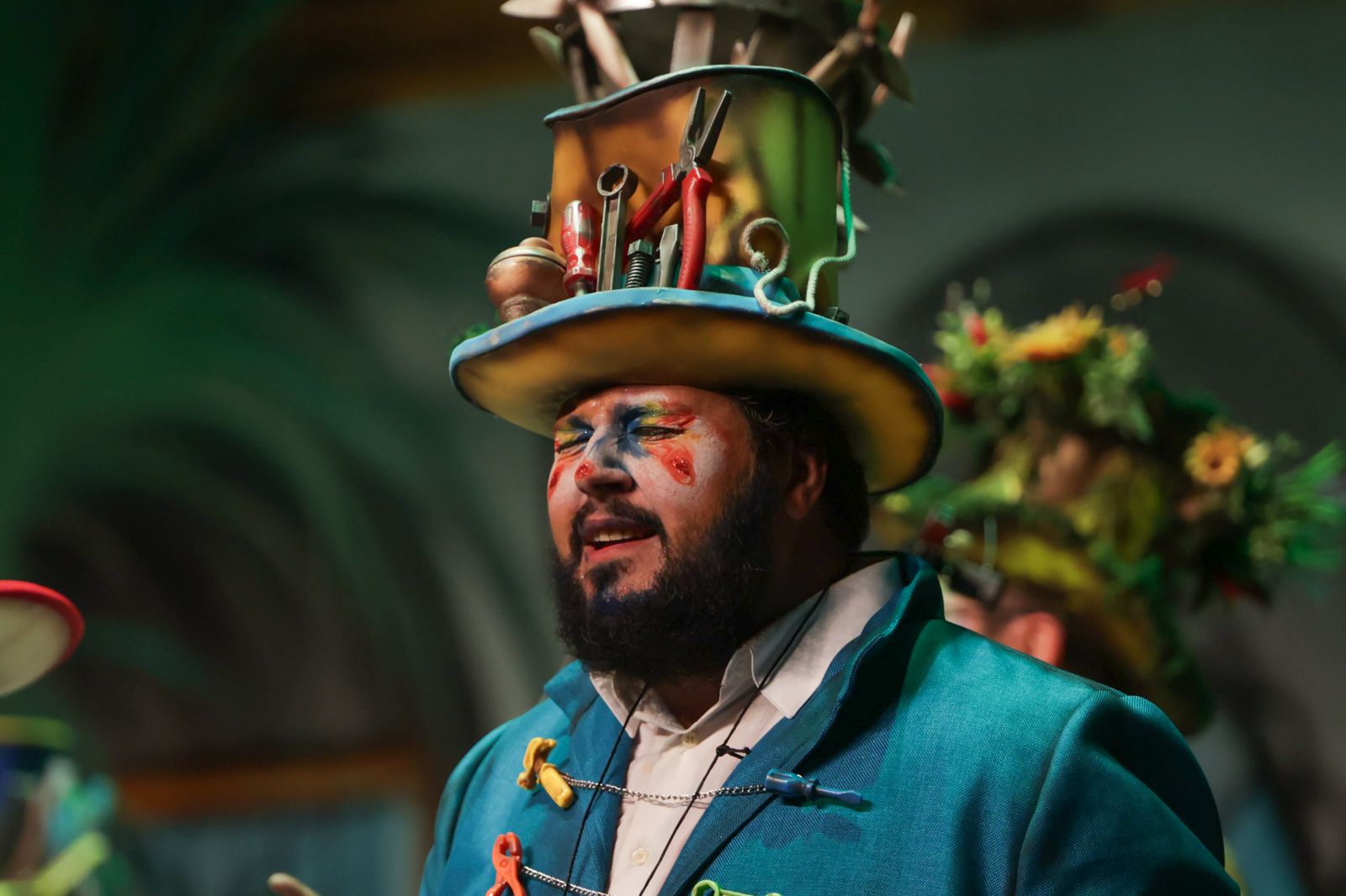 Imágenes de la actuación de la comparsa de Bollullos Par del Condado "La Clase Alta" en el Carnaval Colombino