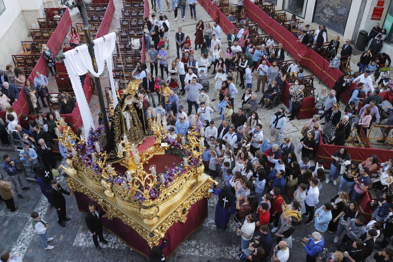La Hermandad de la Soledad recorre las calles de Huelva en el Viernes Santo