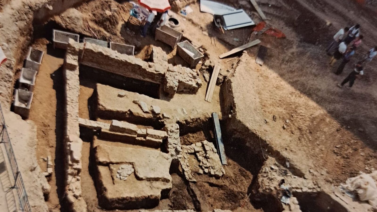 Excavaciones en el gran santuario fenicio situado en la actual calle Méndez Núñez.