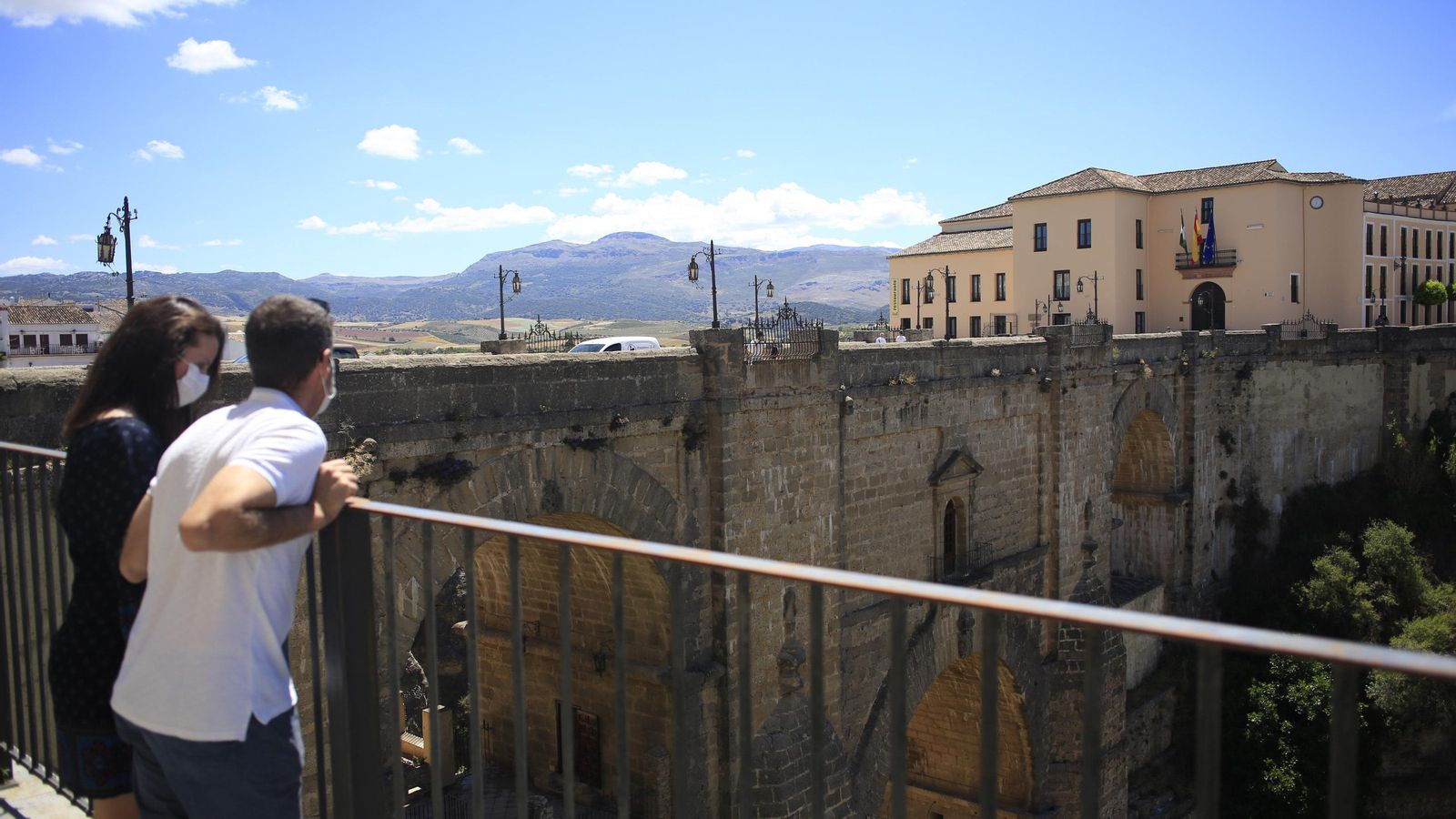 Turistas en la entrada al Puente Nuevo de Ronda