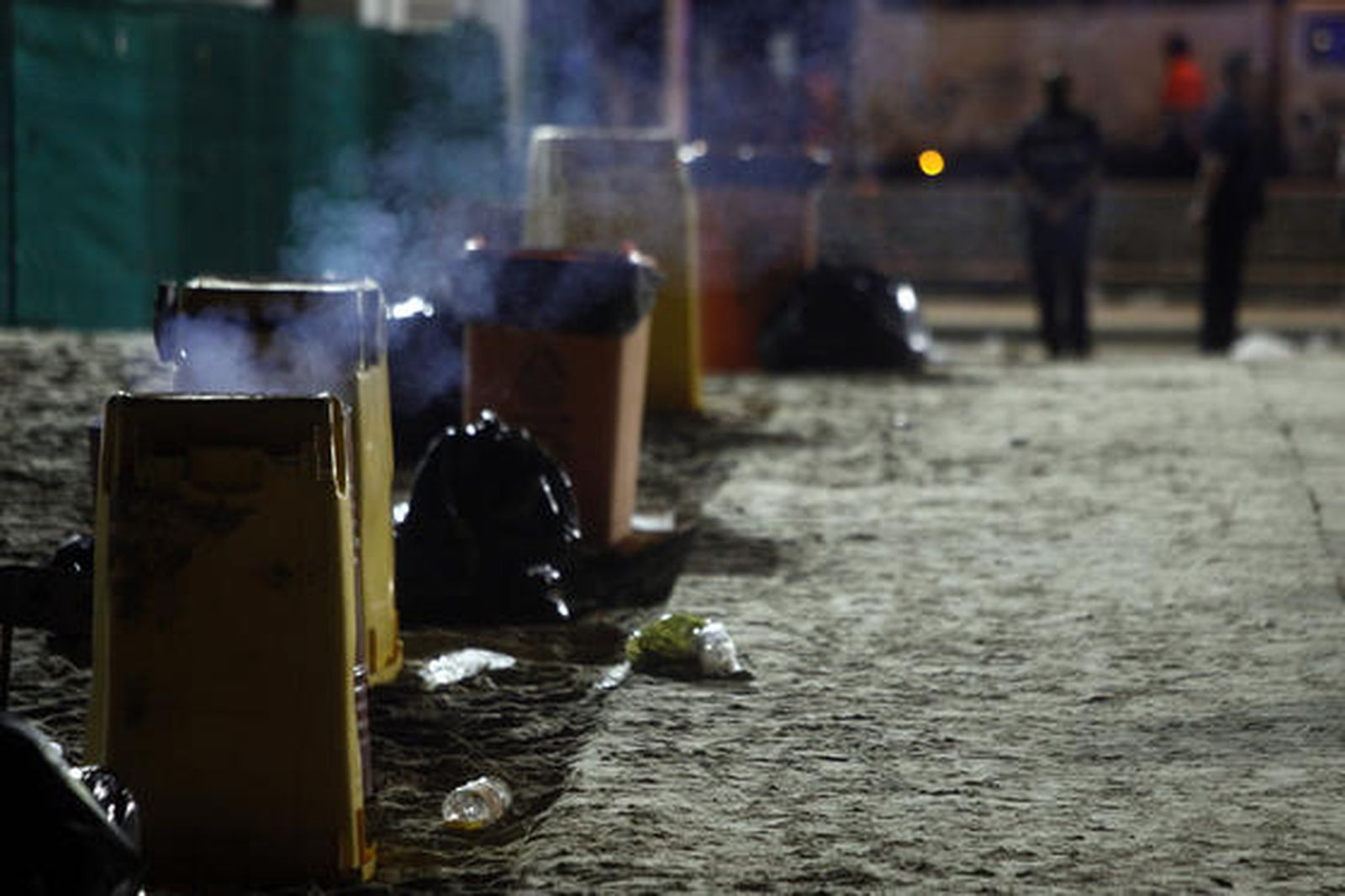 Los servicios de limpieza recogen 42 toneladas de residuos de la arena tras la noche de las barbacoas del Trofeo Carranza.

Foto: Jesus Marin
