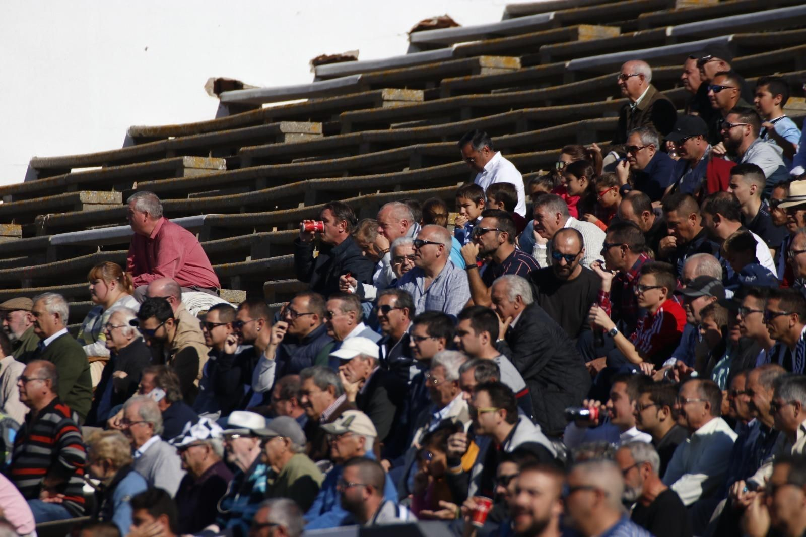Aficionados de la Balona, en la Preferencia durante un partido en horario matinal