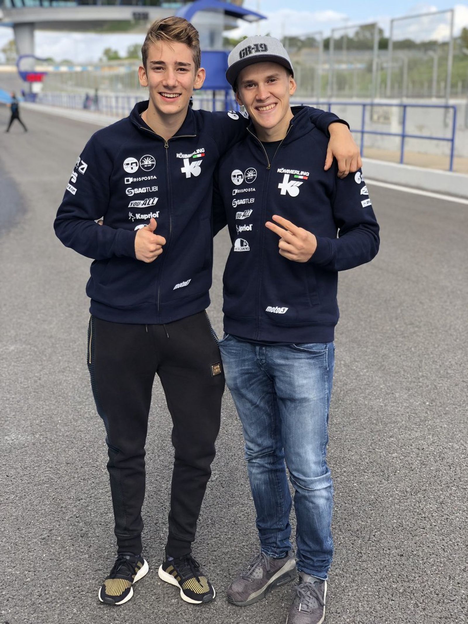 Riccardo Rossi (i) y Gabriel Rodrigo, pilotos del Gresini Racing Moto3, hoy en el Circuito de Jerez.