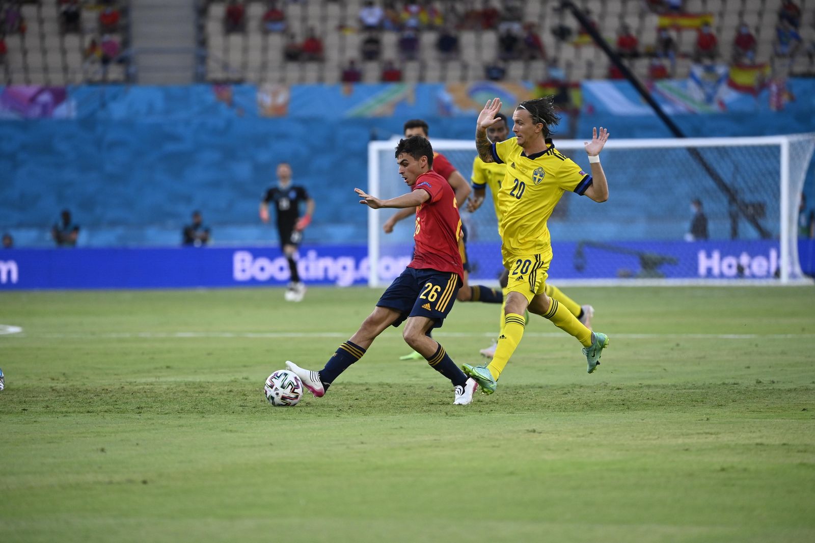 Pedri lucha por un balón con Ekdal.
