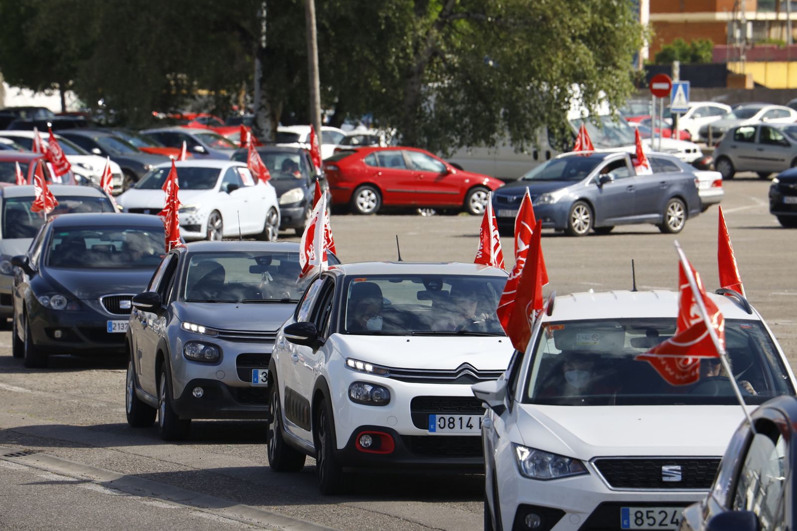 La caravana de coches de UGT en apoyo a las trabajadoras de ayuda a domicilio de Córdoba, en imágenes