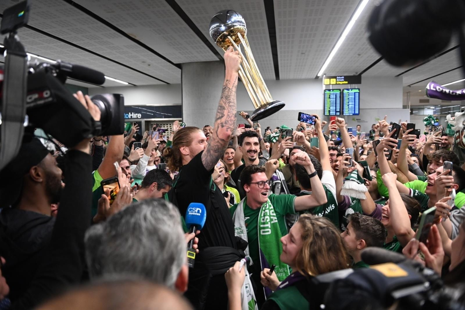 Júbilo en la llegada del Unicaja al aeropuerto