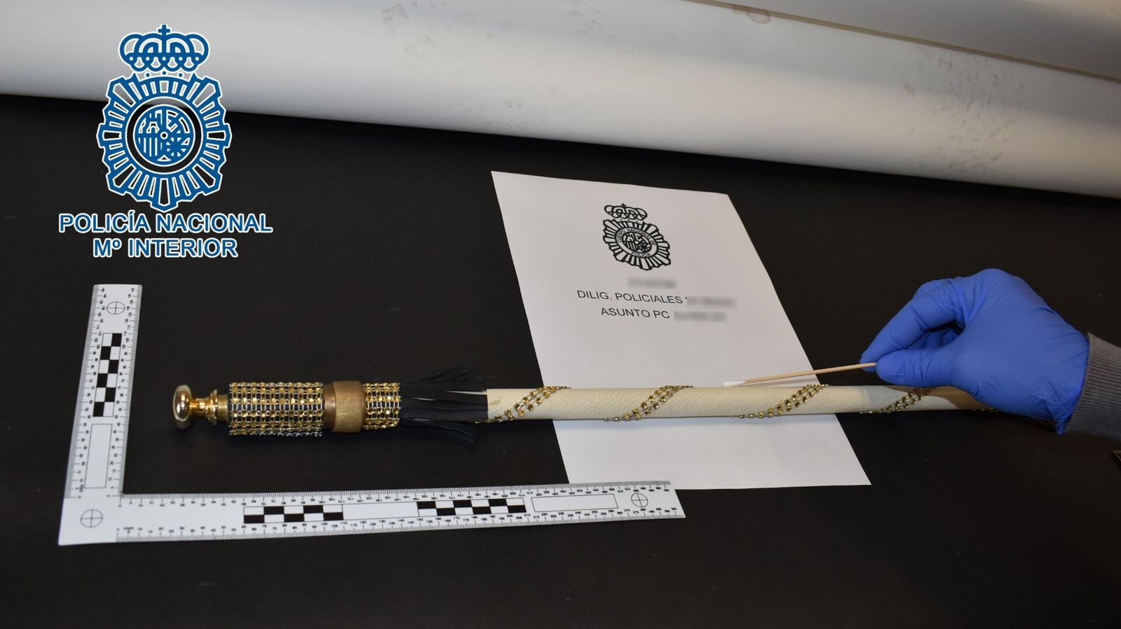 Imagen del arma artesanal, simulado como un bastón e intervenida a los detenidos