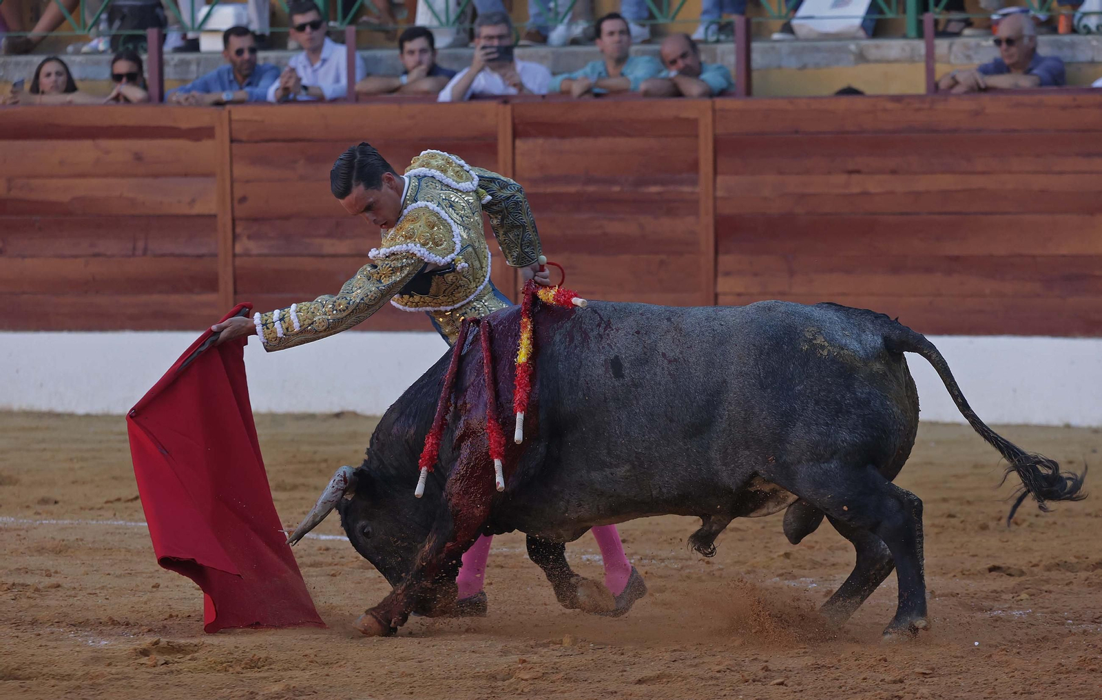 Fotos de la corrida del domingo de la Feria de La Línea: Emilio de Justo y David Galván