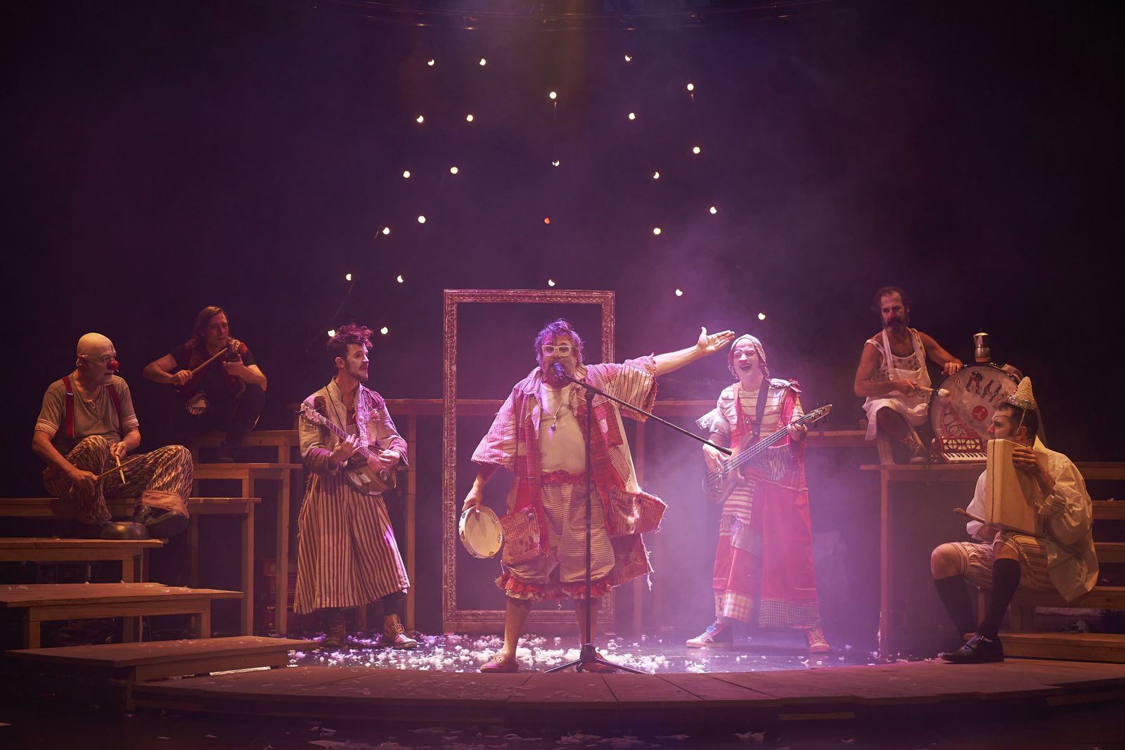 Un momento del divertido espectáculo 'El diablo cojuelo' de los payasos de Rhum & Cía