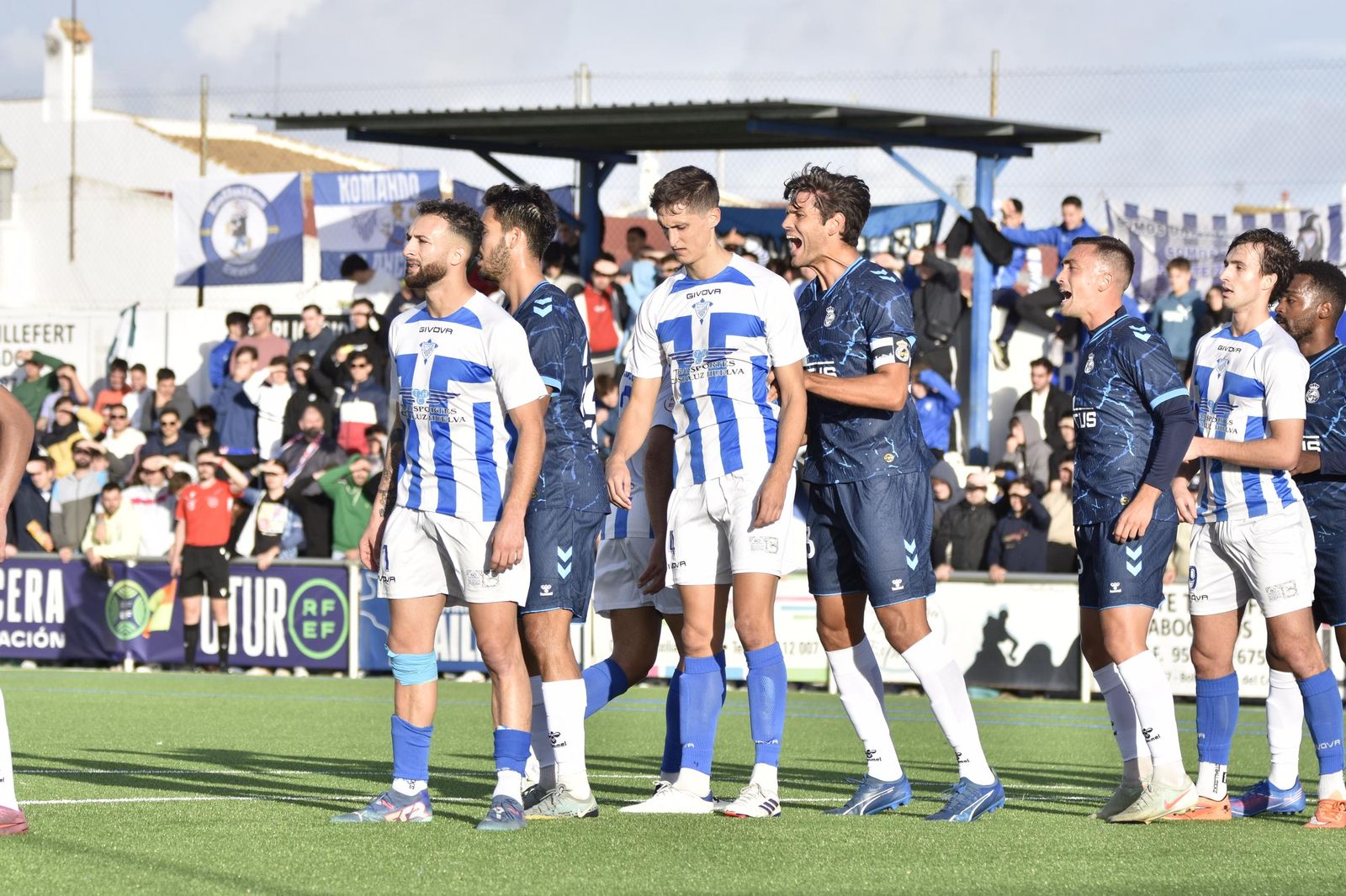 Las fotos del Bollullos CF - Real Balompédica Linense de Tercera Federación (0-0)