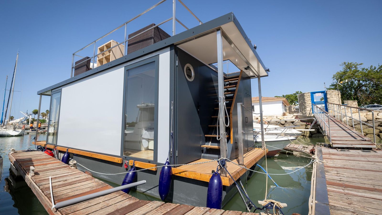 Exterior de una de las casas flotantes de Houseboat Co.