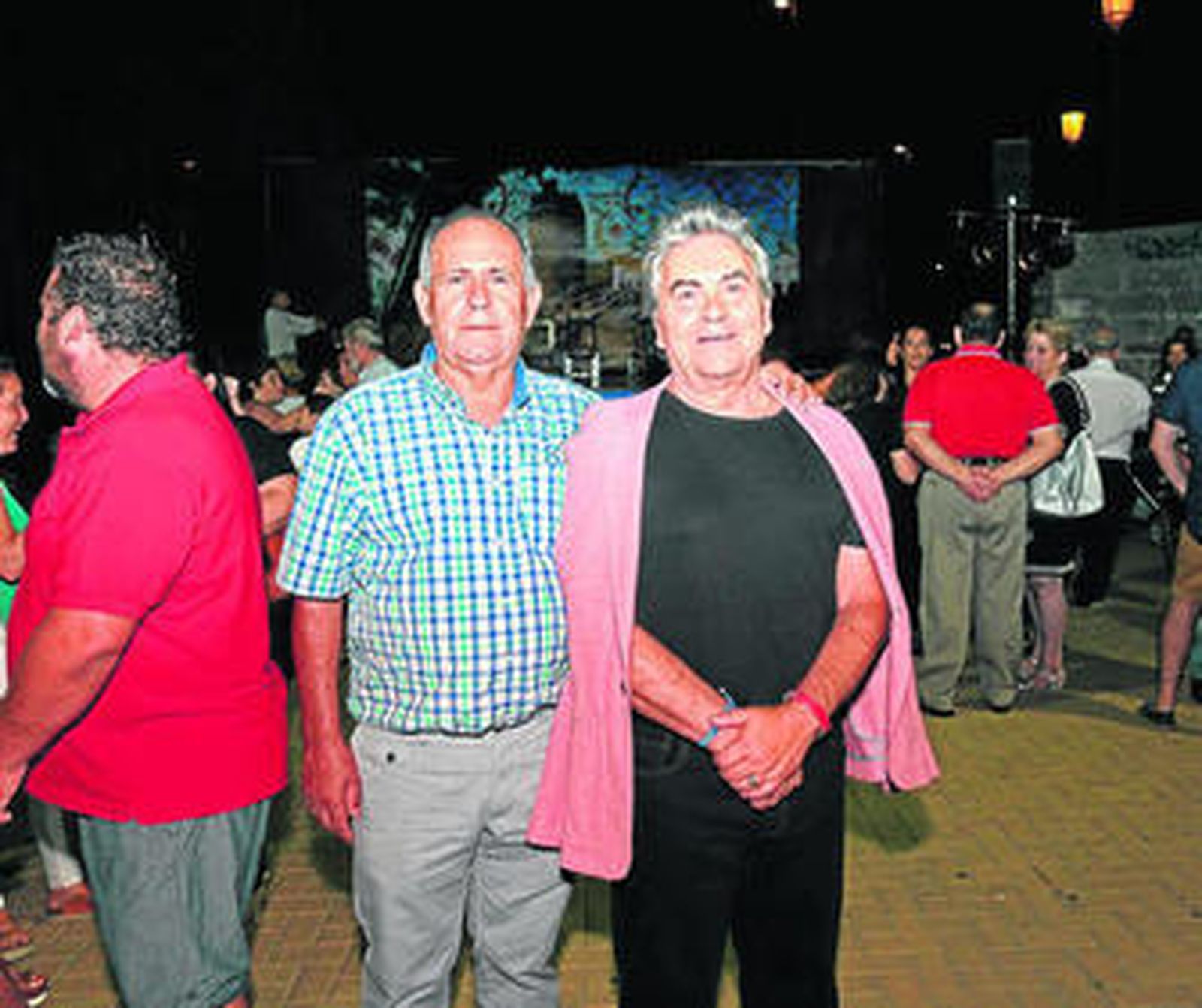 El presidente de la peña La Mezquita, Manuel Leiva Ortiz, junto al bailaor Miguel Villar, homenajeado por la peña.