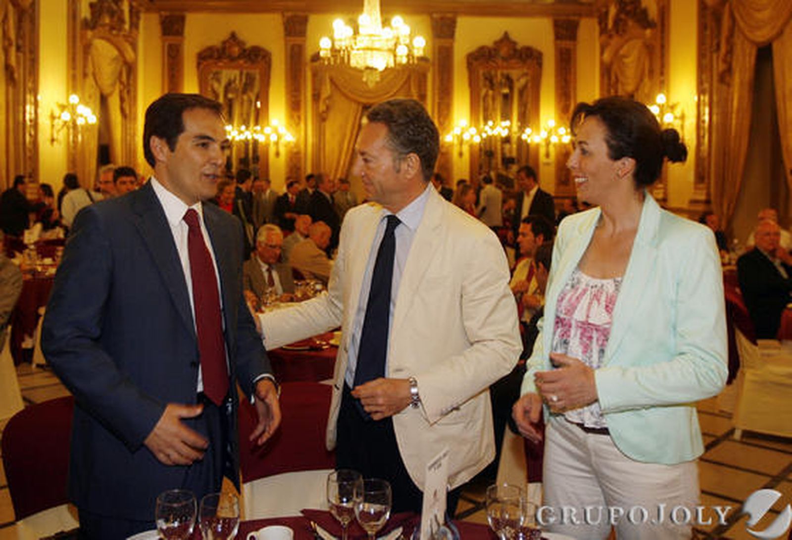 José Antonio Nieto conversa con José Joly ante la presidenta de la Diputación, María Luisa Ceballos.

Foto: O. Barrionuevo / J. Martinez