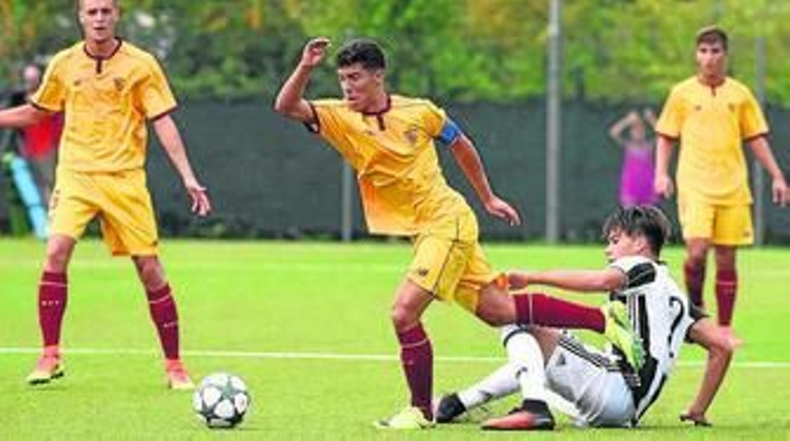 Mena consigue zafarse de un defensa juventino.