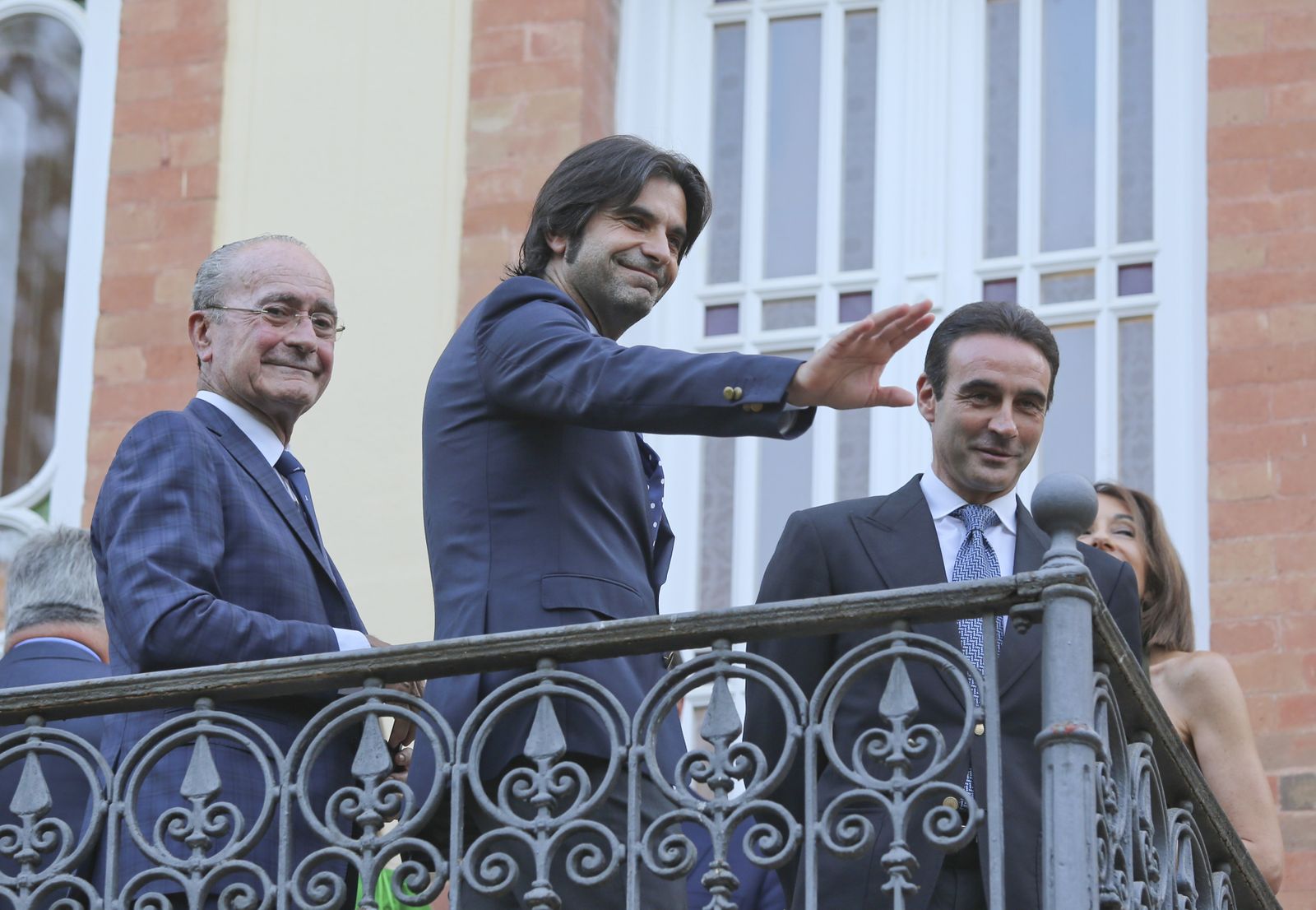 Ponce y Conde saludan junto al alcalde desde uno de los balcones del Colegio de Aparejadores de Málaga.